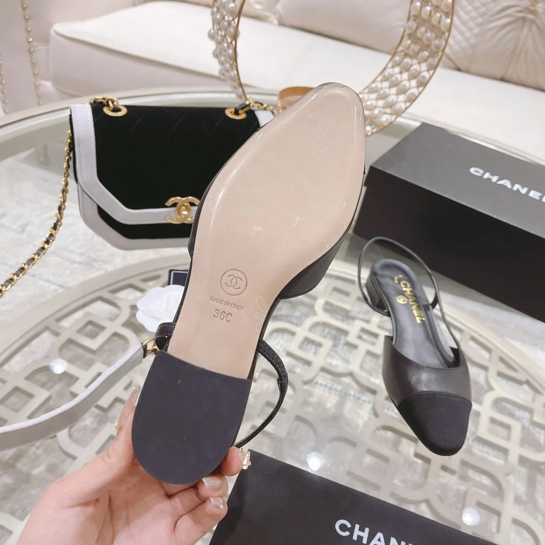 👟👟Ex-factory price 440👟👟 Chanel - Spring and summer classic color-blocked low-heeled side hollow sandals ⚠ Fashionable catwalk style❤ Mixed splicing colors, hollow toe style on the inside, 2.5cm thick heel and small logo embellishment, a fashionable interpretation! How to match the series to look good! Original customized wood-colored leather outsole, imported sheepskin surface, goatskin lining for feet... 35-40 regular sizes (41.42, 43 custom-made, non-returnable) 🎁Latest full set of packaging at the counter